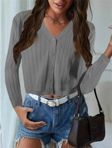 Détail du cardigan en maille gris foncé avec col en V, texture côtelée et boutons de fermeture