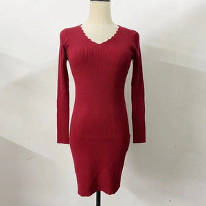 Dettaglio dell'abito in maglia rossa a maniche lunghe con scollo a V smerlato e coste