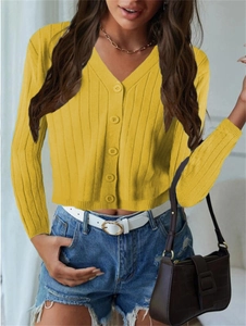 Détail d'un cardigan en maille jaune vif avec col en V, texture côtelée et quatre boutons