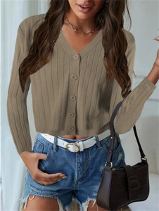 Détail d'un cardigan en maille côtelée kaki avec col en V et boutons assortis