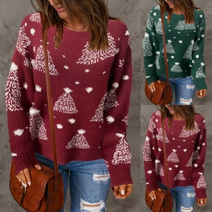 Détails du pull de Noël festif avec motifs de sapins blancs et de flocons de neige