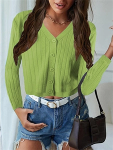 Détail du cardigan en maille côtelée vert citron avec col en V et cinq boutons assortis