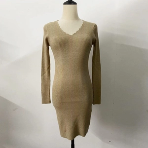 Dettaglio dell'abito in maglia a costine kaki con scollo a V a onde e maniche lunghe