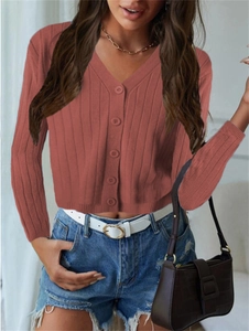 Gros plan sur le cardigan en maille rouge brique avec col en V et texture côtelée