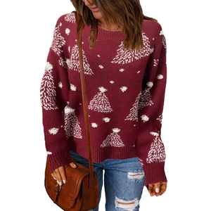 Pull en maille rouge festif pour femmes avec motifs de sapins de Noël blancs