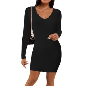 Abito in maglia nera aderente a maniche lunghe con scollo a V e bordi a conchiglia