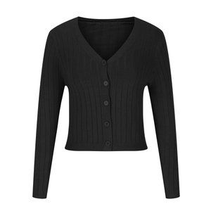 Détail d'un cardigan noir en tricot avec col en V, maille côtelée et boutons ronds