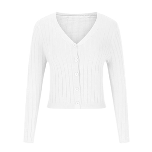 Détail d'un gilet en maille blanche à col en V avec texture côtelée et boutons assortis