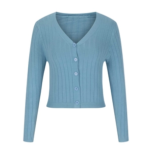 Détail du cardigan en maille bleu ciel avec texture côtelée verticale et boutons en V