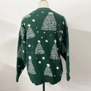 Détail d'un pull de Noël vert foncé avec des motifs d'arbres et de flocons tricotés