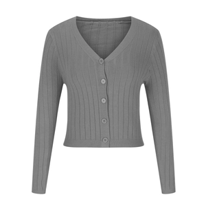 Détail du cardigan gris en maille côtelée montrant le col en V et la texture boutonnée