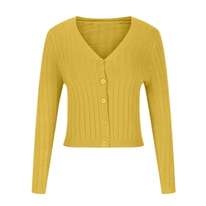 Détail de la texture côtelée et boutons assortis sur le cardigan en tricot jaune vif