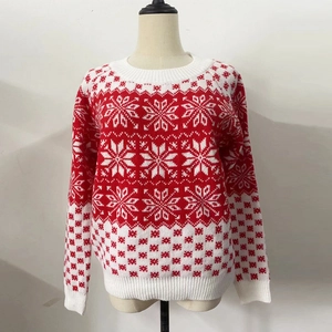 Détail du pull en tricot rouge et blanc avec des motifs festifs de flocons et de damiers