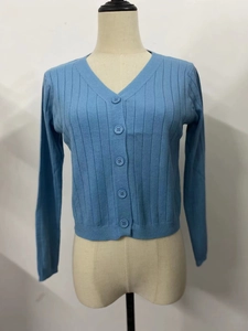 Détail du cardigan en maille côtelée bleu clair avec boutons assortis et col en V élégant