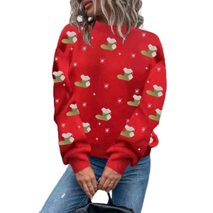 Pull de Noël rouge pour femmes avec des chaussettes vertes festives et des motifs de flocons