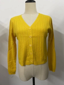 Vue détaillée du gilet en maille côtelée jaune à col en V avec boutons assortis