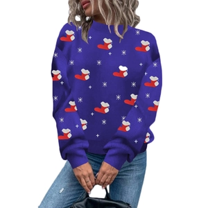 Pull de Noël bleu pour femmes avec bas rouges et motifs de flocons de neige blancs
