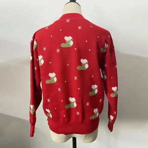 Vue arrière d'un pull de Noël rouge avec des motifs de chaussettes et flocons de neige