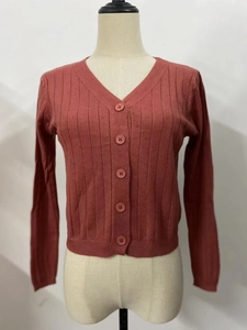 Détail du cardigan en maille côtelée col V avec cinq boutons assortis en rouge brique