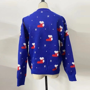 Détails de la vue arrière de ce pull de Noël en tricot avec motifs de flocons et de chaussettes