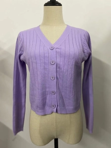Gros plan du cardigan tricoté violet clair à col en V, avec boutons et texture côtelée