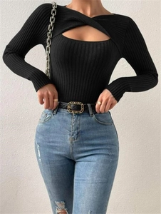 Détail d'un pull en maille côtelée noire avec découpe croisée et nœud torsadé sur la poitrine