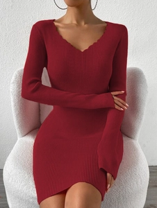 Détails de la texture tricotée rouge et du col en V festonné sur cette robe moulante