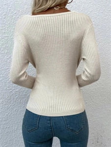 Vue de dos d'un pull en maille côtelée ivoire à manches longues avec coupe ajustée