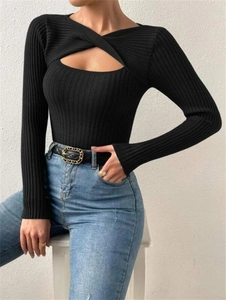 Détail d'un pull en maille noire à manches longues avec un décolleté croisé à découpes