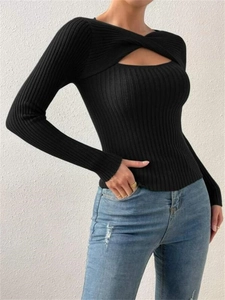 Détail du pull en maille côtelée noire avec découpe et nœud sur le décolleté élégant
