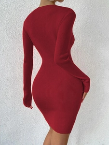 Détail d'une robe moulante bordeaux en maille côtelée montrant la texture du tissu