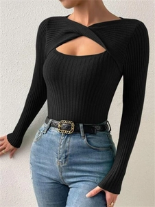 Détail de la découpe irrégulière et du nœud sur ce pull en maille côtelée noire