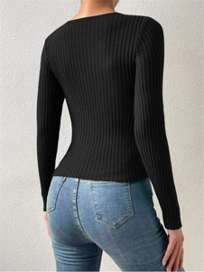 Vue détaillée du dos du pull en maille côtelée noire ajustée pour femme à manches