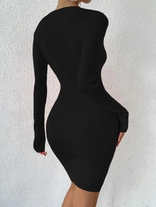 Détails de la robe moulante noire en maille côtelée montrant la texture du tissu