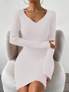 Détail de robe blanche en maille côtelée avec une encolure en V festonnée élégante