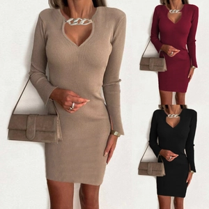 Γυναικείο Σέξι Μίνι Φόρεμα με Λαιμόκοψη V Πλεκτό με Μακρύ Μανίκι και Μεταλλική Αλυσίδα Εφαρμοστό Φόρεμα Φθινόπωρο Χειμώνας