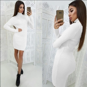 Weißes hochgeschlossenes Rippstrick-Minikleid mit langen Ärmeln und schmaler Passform