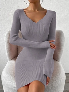 Détail d'une robe en maille gris-violet avec col en V et texture à côtes verticales