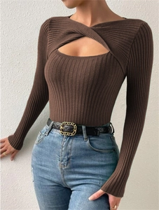 Détail d'un pull en maille marron foncé avec découpe irrégulière et nœud élégant devant