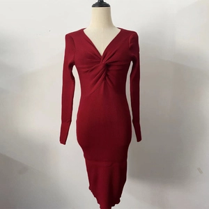 Détail de la robe tricotée bordeaux à col en V avec nœud torsadé et texture côtelée