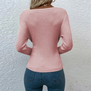 Vue détaillée du dos d'un pull en maille côtelée ajusté avec une élégante encolure dégagée