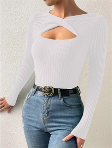 Détail du pull en maille côtelée blanche avec nœud croisé et découpe sur le décolleté