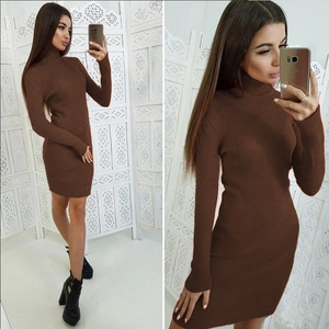 Detailaufnahme von schokobraunem Rippstrick an einem engen Rollkragenkleid