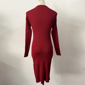 Détail de la texture en maille côtelée rouge et coupe ajustée au dos de la robe longue