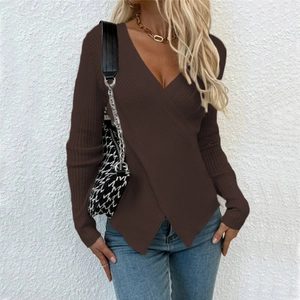 Gros plan sur un pull en maille marron café à manches longues avec texture côtelée et col V