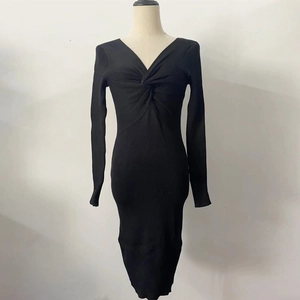 Détail du nœud torsadé élégant et du décolleté en V sur cette robe noire en maille