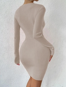 Détail de la maille côtelée beige et coupe ajustée sur le dos de la robe longue manche