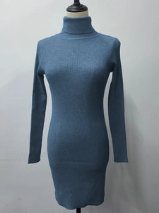 Detailaufnahme des dunkelblauen Rollkragen-Strickkleids mit Rippenmuster und Passform