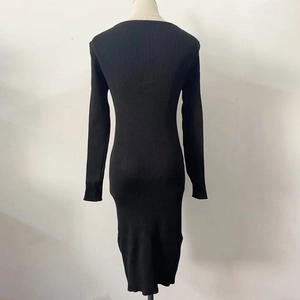 Détail d'une robe midi noire en maille côtelée à manches longues présentée sur un mannequin