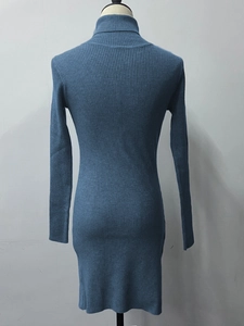 Detailansicht des dunkelblauen Rippstrickgewebes und des hohen Rollkragen-Designs am Kleid